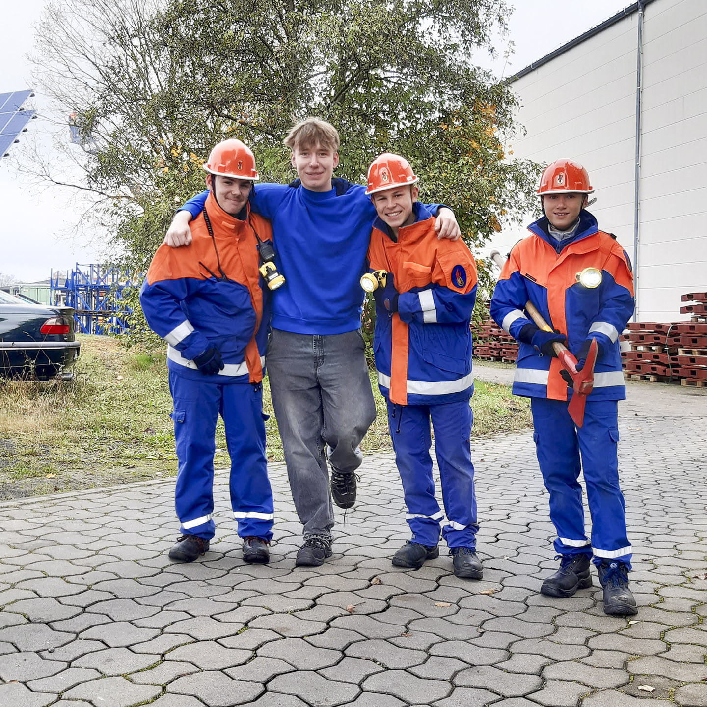 Jahresabschlussübung der Jugendfeuerwehren bei REPA Maschinenbau: Freiwilligen Feuerwehren Hessisch Lichtenau, Fürstenhagen, Hopfelde, Reichenbach, Walburg und Helsa-Eschenstruth sowie der Schulsanitätsdienst des Deutschen Roten Kreuzes